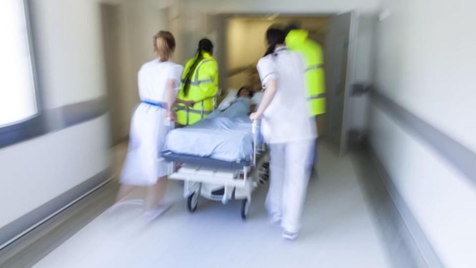 Késsel támadt egy beteg a szekszárdi kórház egyik ápolónőjére