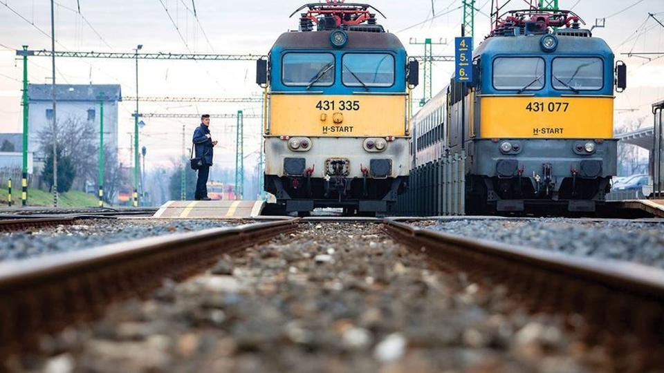 Fstlt egy mozdony Budapesten, rszakadt egy felsvezetk