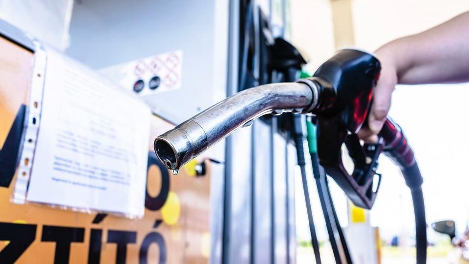 Fellélegezhetnek a piaci áron tankolók: olcsóbb lesz az üzemanyag
