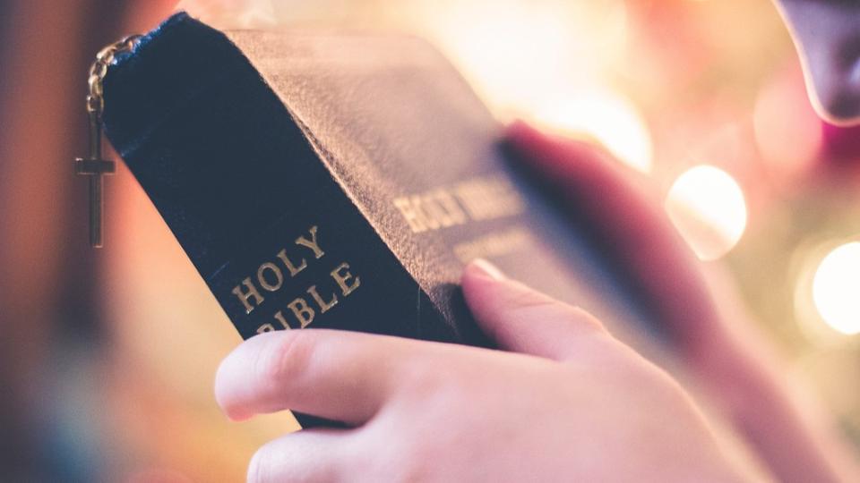 Életfogytiglanra ítéltek egy kétéves gyereket Észak-Koreában, mert Bibliát találtak a szüleinél