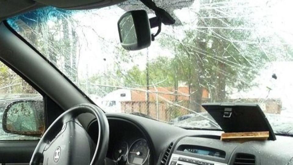 Közlekedési helyzetből hatalmas balhé Szombathelyen - szétverte az autót a felbőszült férfi

