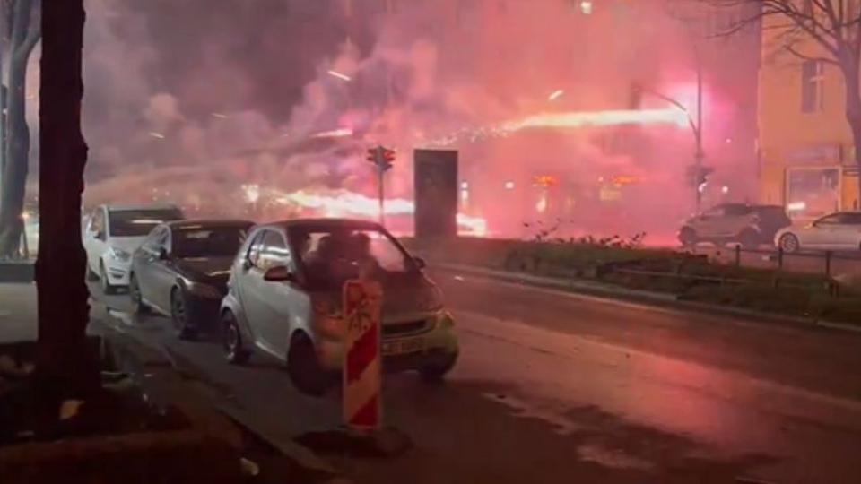 Pokoli újév Berlinben – bevándorlók lőtték szét a német fővárost tűzijátékkal, 300 embert letartóztattak (VIDEÓ)