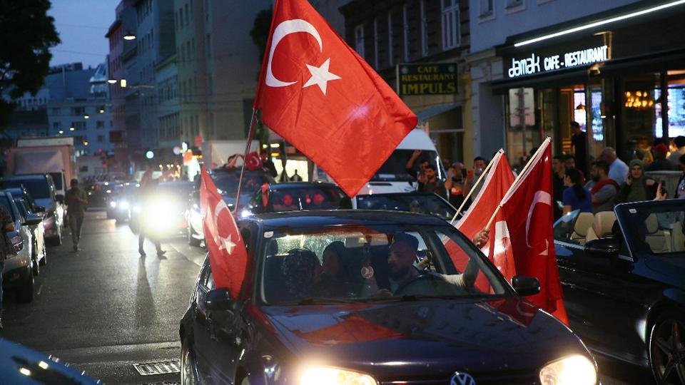 Erdogant ünnepelték bécsi törökök, kiakadt az osztrák jobboldal