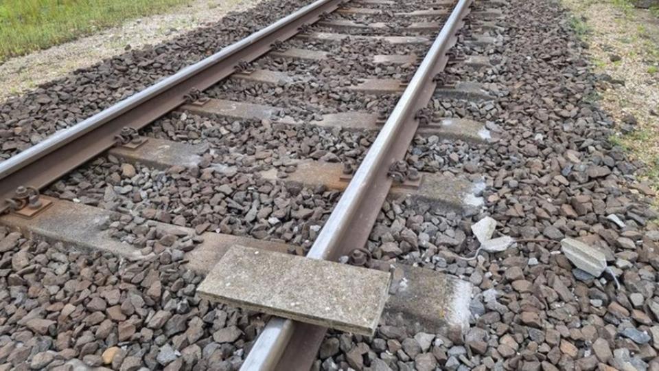 Durva: Ismeretlenek betonlapot tettek a sínekre Pankasznál