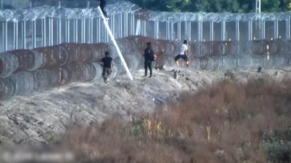 Újra a magyar határt védő rendőrökre támadtak a migránsok - videó