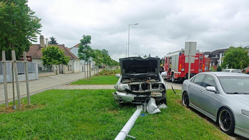 Két autó ütközött Bükön, egy villanyoszlop is kidőlt