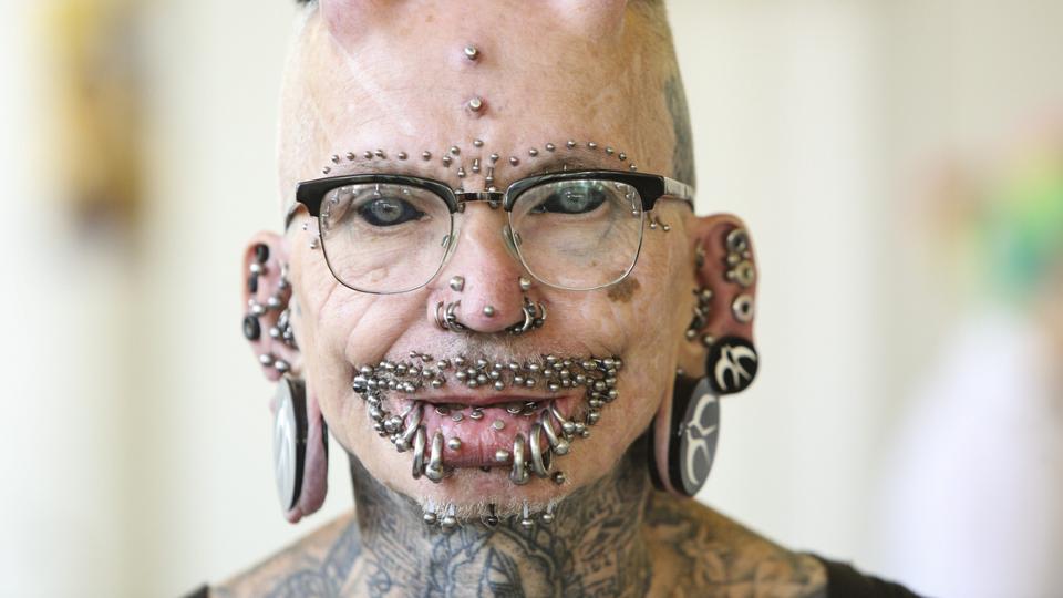 Ennek a német férfinak van a legtöbb piercingje a világon