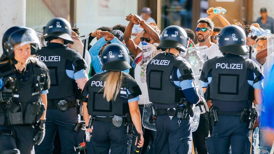 Migránslázadás Stuttgartban: tomboló eritreaiak támadtak a német rendőrökre