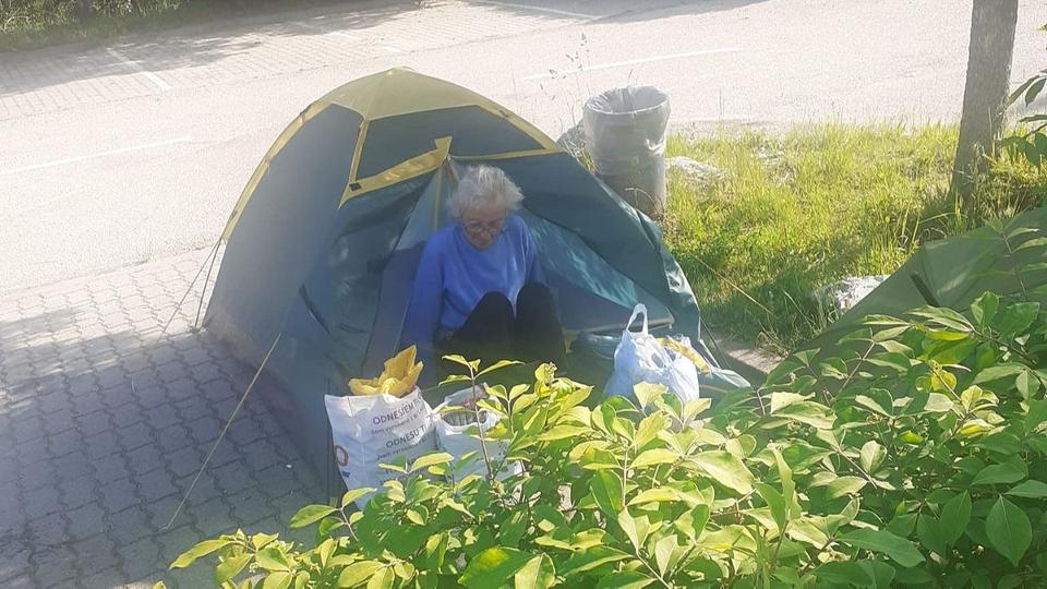 Fiatalok segítenek a parkolóban sátrazó néninek