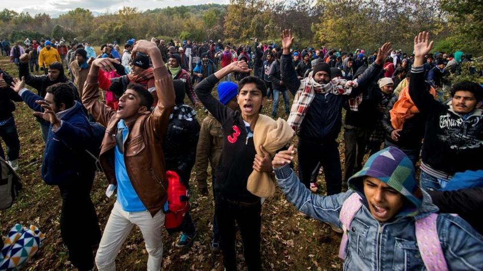 Lövöldöztek és robbantottak is a migránsok a magyar-szerb határon