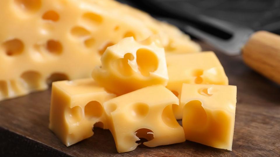 Maradhat az ementáli sajt a magyar polcokon, a svájciaknak nem sikerült levédetniük a nevet