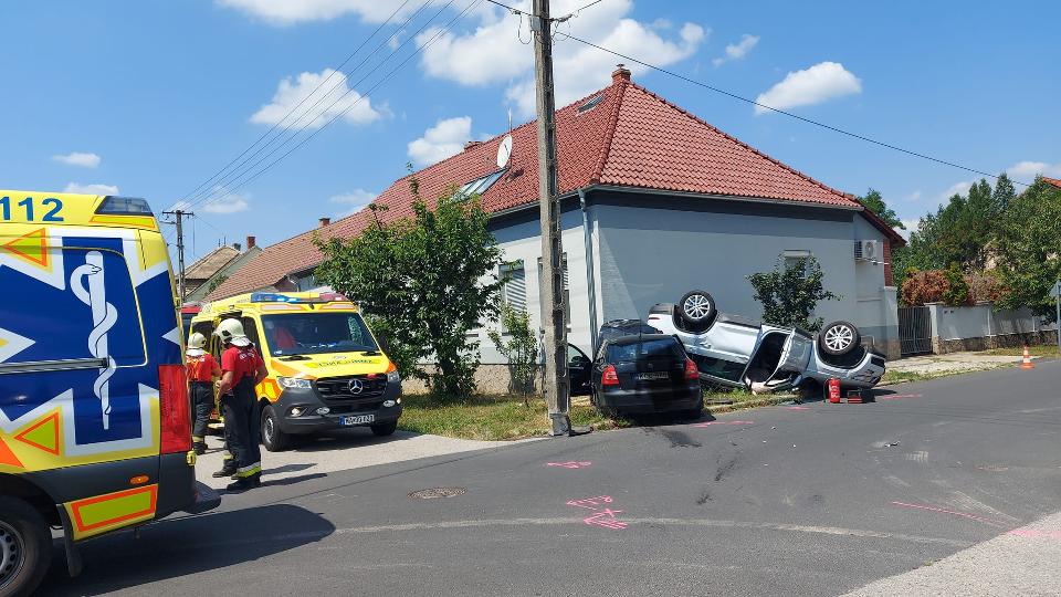 Két autó ütközött, három személy sérült meg Celldömölkön