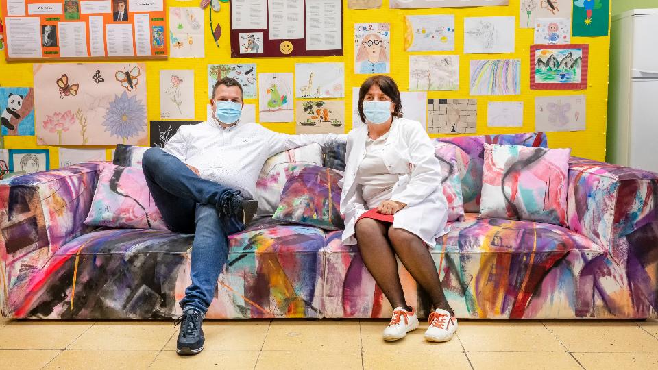 Színes kanapé mint művészeti alkotás? - Rendhagyó adományozással támogatta az ADA a szombathelyi kórházat
