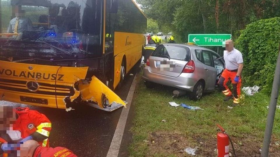 Hallos baleset: autbusszal tkztt egy gpkocsi a Balatonnl - Egy Vas vrmegyei n slyosan megsrlt
