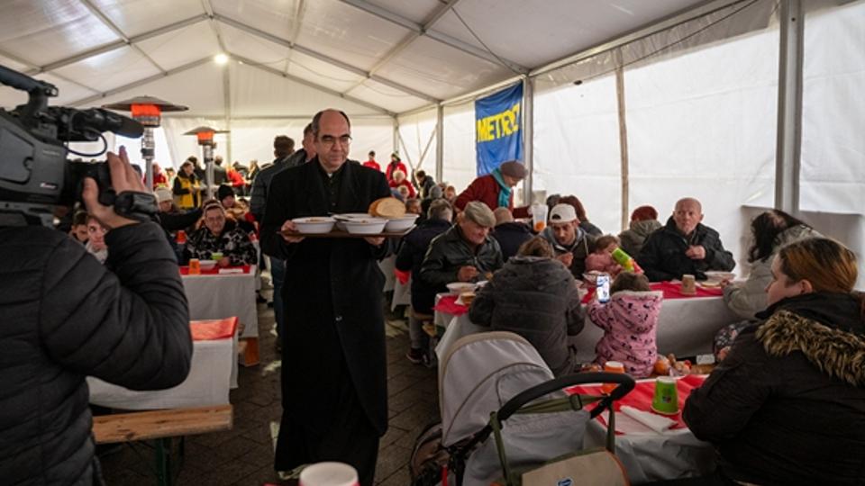 Karácsony a szombathelyi Mindszenty téren: Szeretetvendégség a rászorulóknak