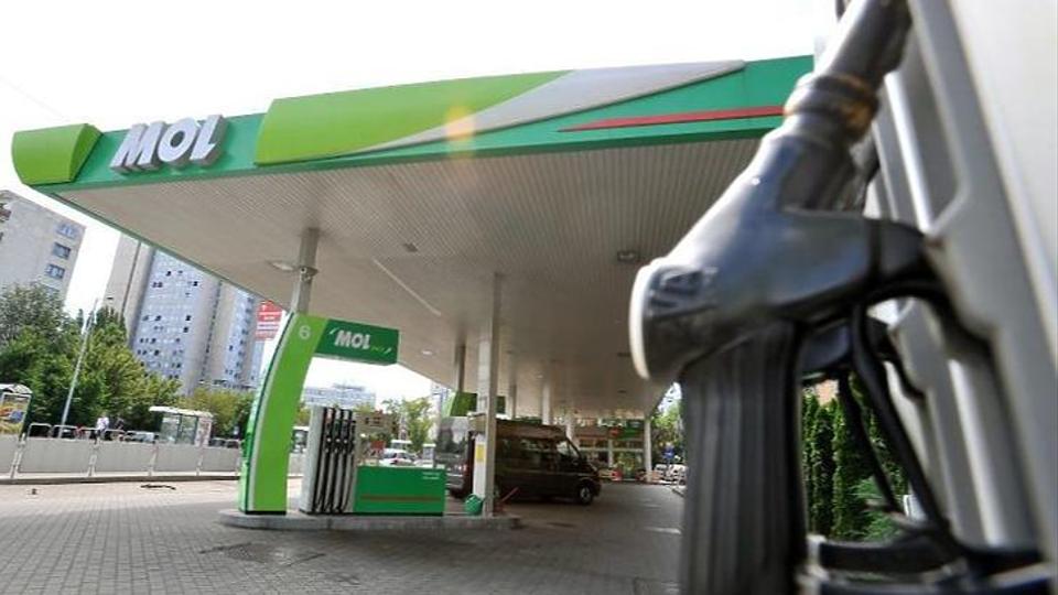 Kiadták az új üzemanyagárakat: szerdától döbbenetes zuhanás jön a magyar benzinkutakon