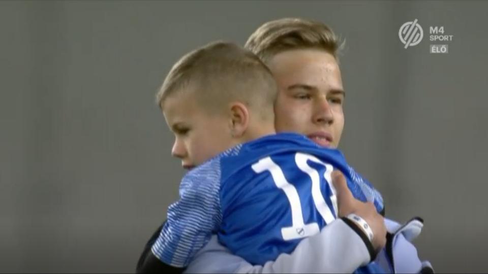 Ritkán látott jelenet: a diósgyőri kapus nem engedte a gólt a születésnapos MTK-s kisfiúnak (VIDEÓ)