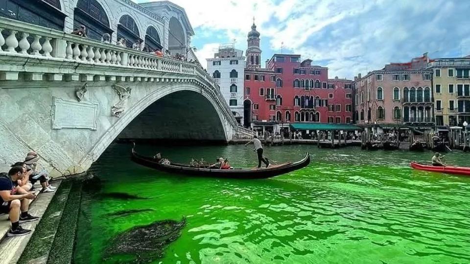 Méregzöld lett a Canal Grande vize Velencében, a hatóságok vizsgálatot indítottak (VIDEÓ)