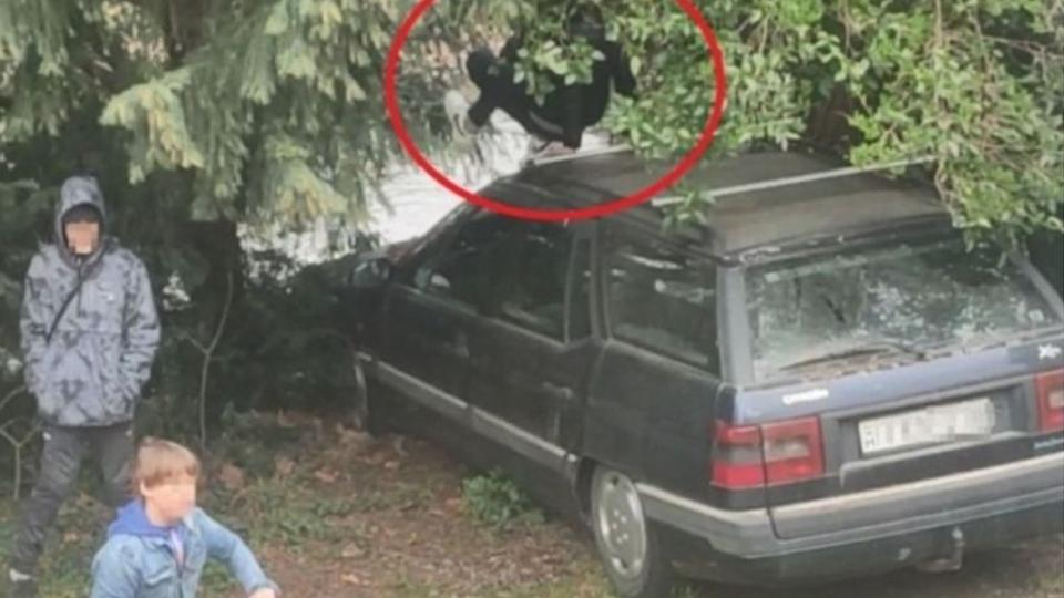 A KRESZ parknál álló autónál randalírozott három fiatal, egyikük a jármű tetején végig ment, az antennát is letörte