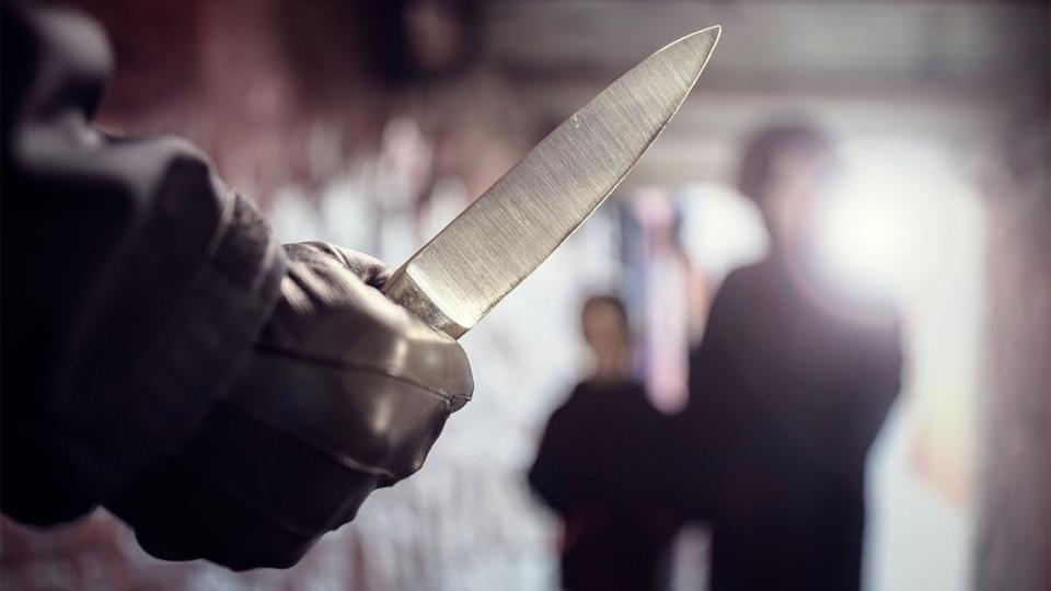 Egy csepeli panel lifjtében próbált megerőszakolni egy késes támadó egy kiskorú lányt