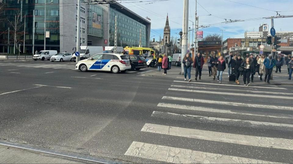 Tömegbe hajtott egy autós Budapest belvárosában