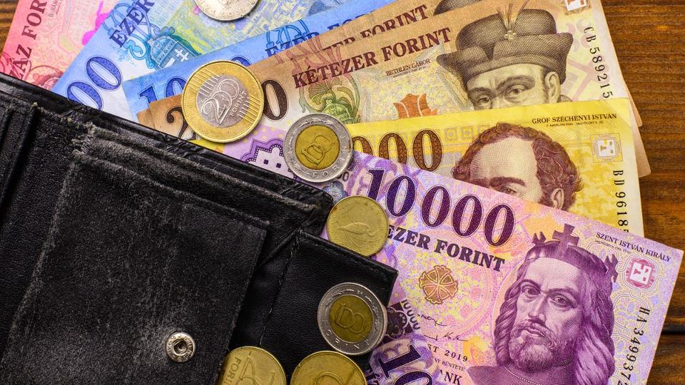 Rossz hír a külföldi nyaralások előtt: nem várják 380 forint alá az eurót