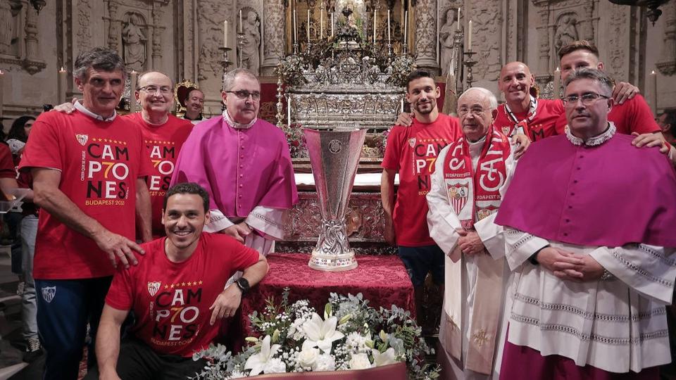 A Sevilla focicsapata Budapestről egyenesen a katedrálisba ment, Szűz Máriának ajánlották a serleget