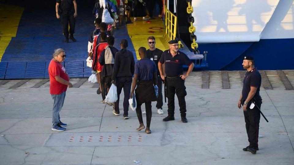 Lampedusai migránsválság – egy csecsemő holttestére bukkantak az egyik hajón