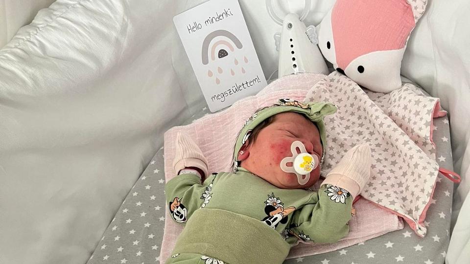 Hazaengedték a kórházból a budapesti benzinkúton született babát
