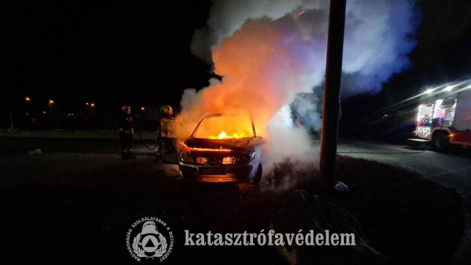 Lángok martaléka lett egy autó Szombathelyen 