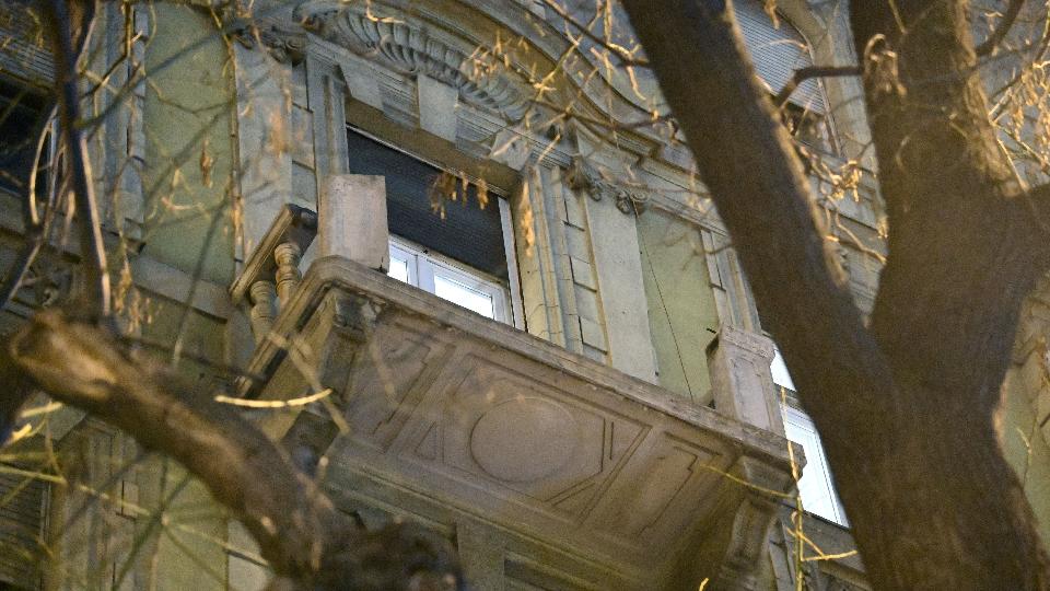 Kiszakadt egy erkély korlátja, a harmadikról zuhant ki egy fővárosi nő