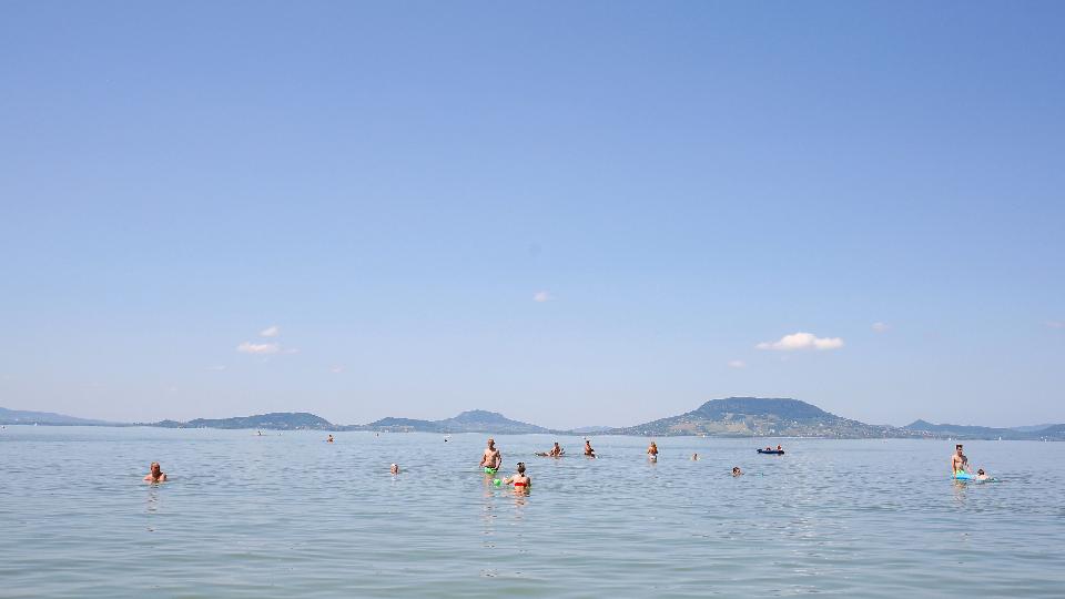 Elképesztő: közel 30 fokos a Balaton vize