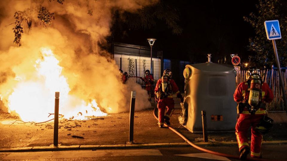 Kétméteres lángokon átszáguldó lopott busz, felgyújtott épületek, halálos áldozat – így kényszerült féltérdre Franciaország