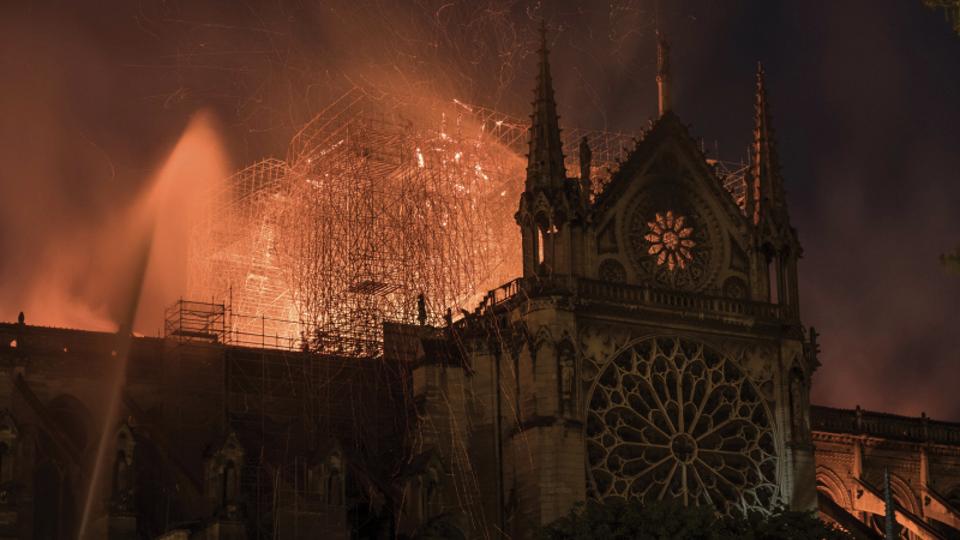 Eltörlés fenyegeti a keresztény ünnepnapokat Franciaországban