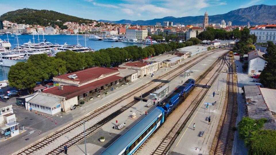 Vonattal utazna a horvát tengerpartra? Indul az Adria InterCity