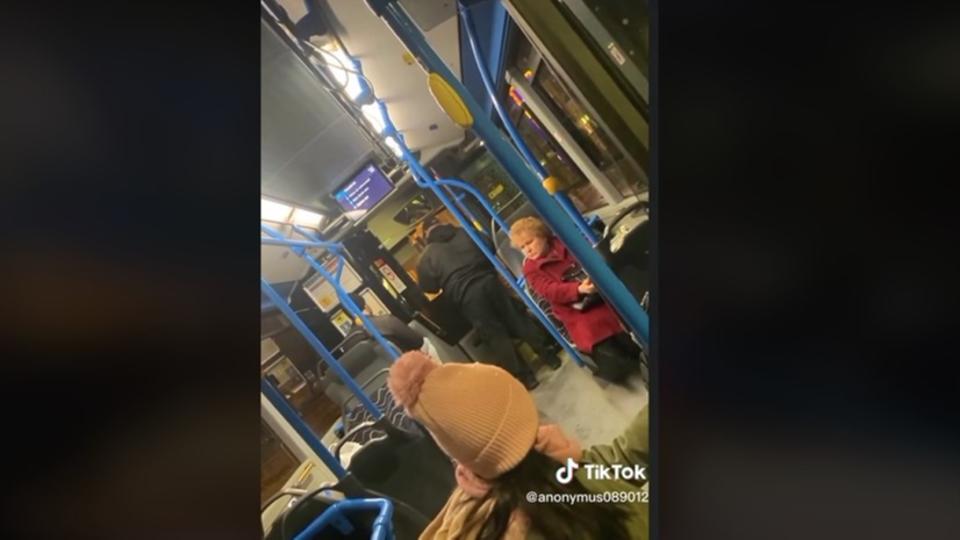 Durván egymásnak esett egy buszsofőr és egy utas a BKK egyik járatán (VIDEÓ)