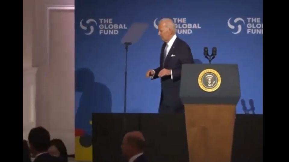Joe Biden ismét eltévedt a színpadon