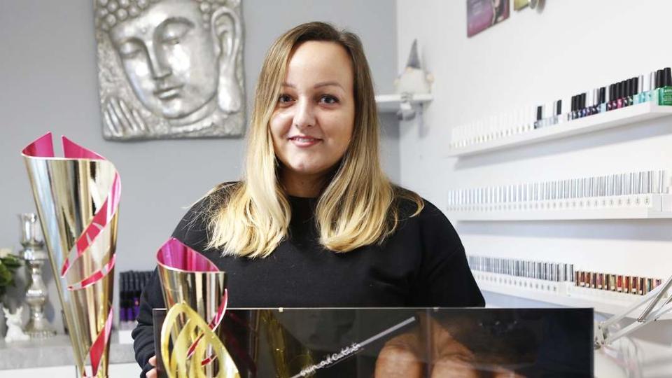 Családi Laura szépséges műkörmöket készít – Rangos nemzetközi díjak kerültek Szombathelyre – fotók