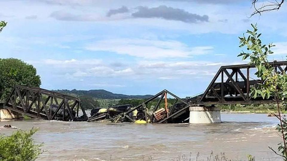 Összeomlott egy híd egy vonat alatt Montana államban