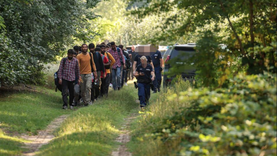Tizenkét óra alatt közel 500 migránst tartóztattak fel a rendőrök vasárnap