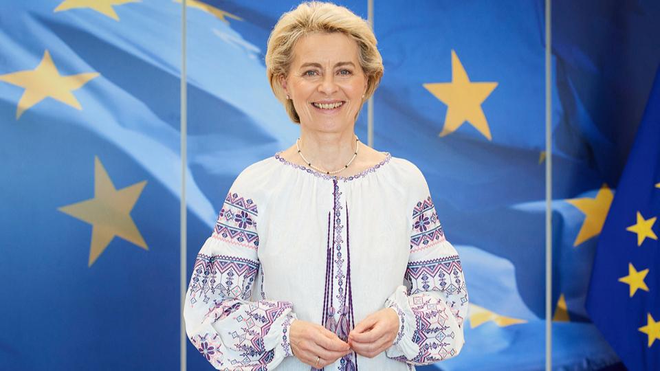 Ukrán népviseletbe öltözött Ursula von der Leyen