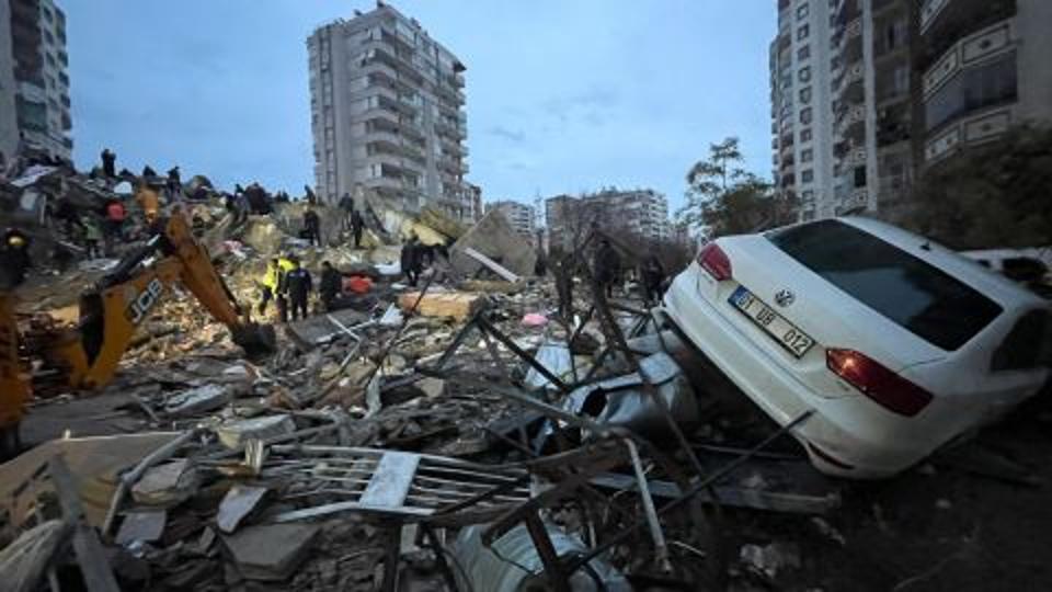 Borzalmas földrengés volt hajnalban Törökországban és Szíriában: több mint háromszázan meghaltak