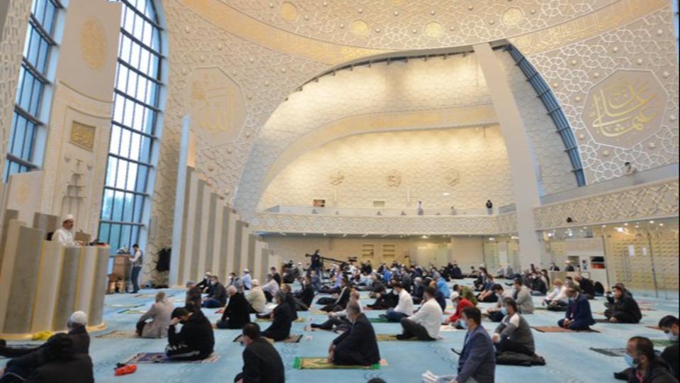 Hangszórókkal hívják imára a kölni muszlimokat a mecsetek müezzinjei péntekenként

