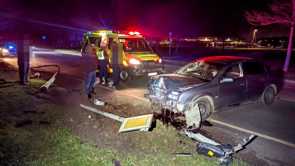 Lámpaoszlopot döntött egy autó az éjjel Szombathelyen, megsérült a fiatal sofőr