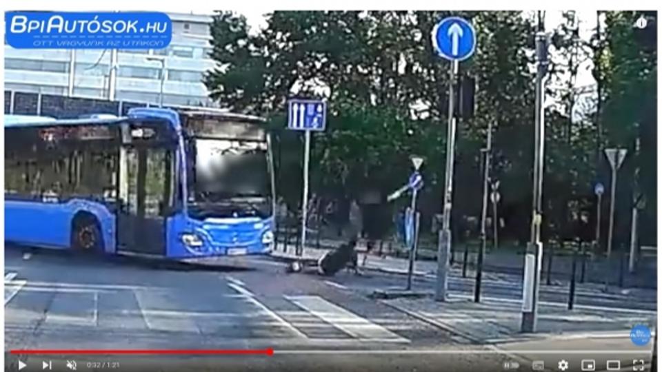 Ketten egy rolleren a tilosban: majdnem halálra gázolta őket a busz - videó