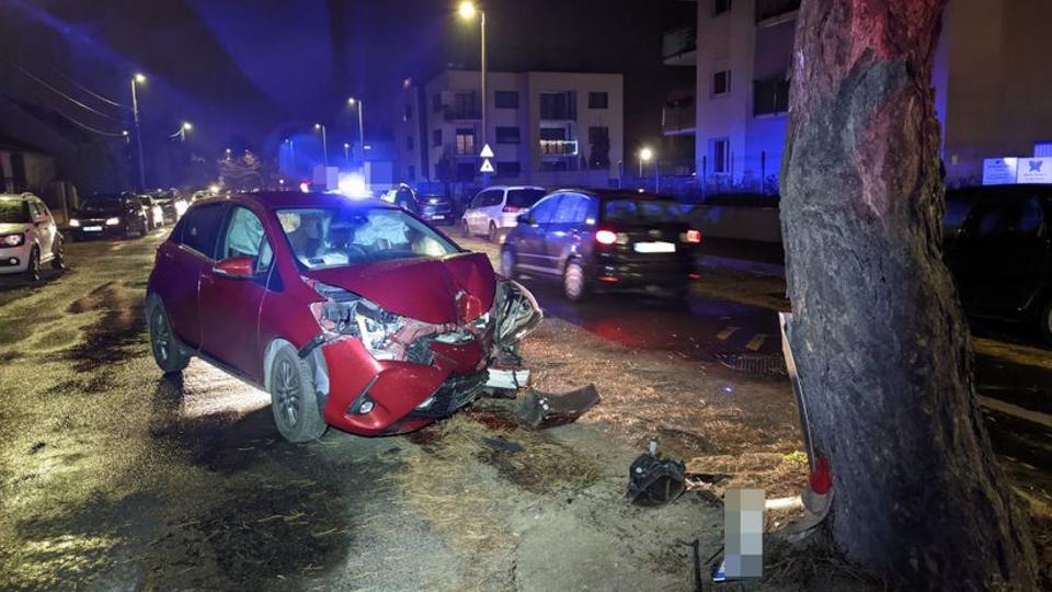 Fának csapódott egy autó Szombathelyen, totálkárosra tört