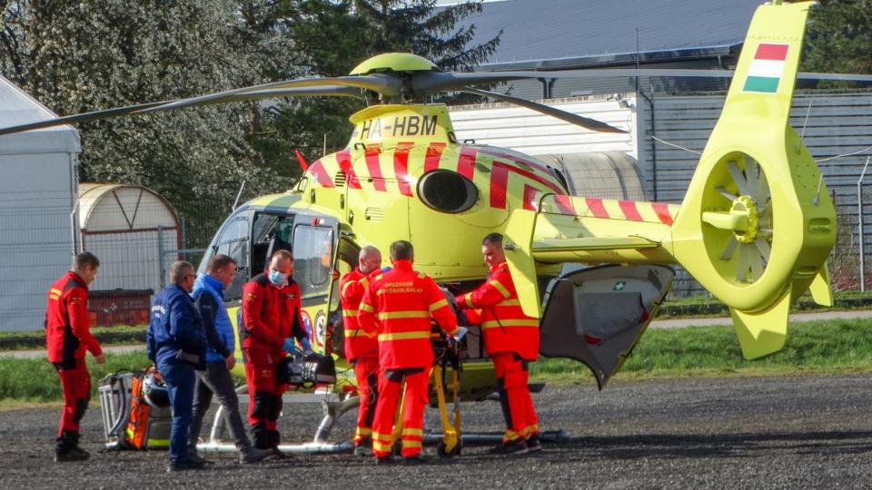 Életveszélyes állapotban mentőhelikopter vitte kórházba a sárvári háztűz sérültjét
