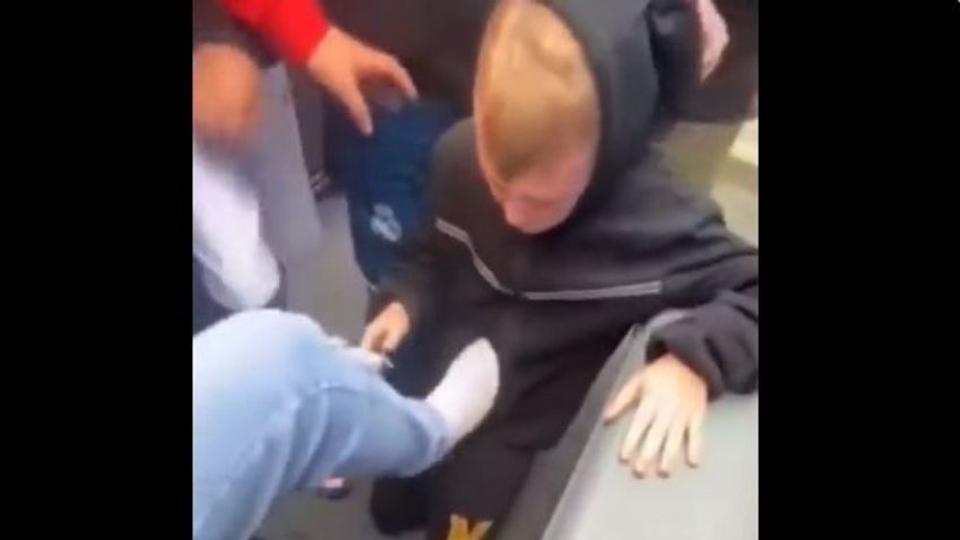 „Csókold meg a lábunkat” – felkavaró videón, ahogy muszlim fiatalok megaláznak egy flamand gyereket Belgiumban