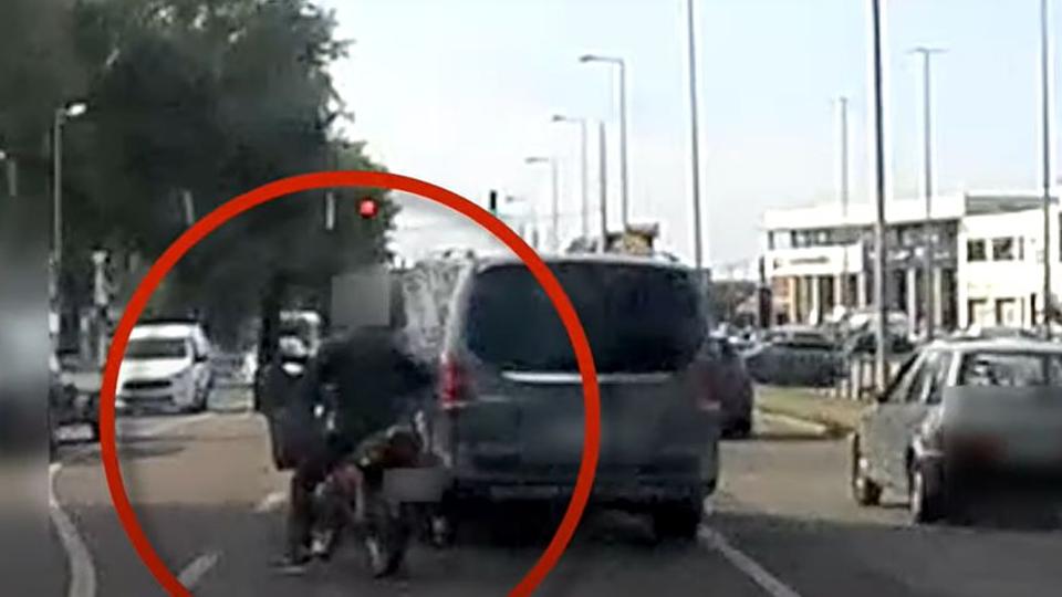Autós és motoros kezdett pofonosztásba a Pesti úton (videó)