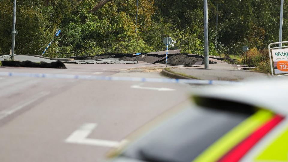 Beszakadt egy autópálya Svédországban, három embert kórházba szállítottak